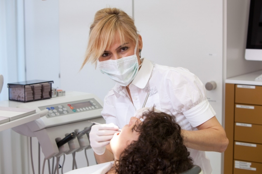 Dr. med. dent. Nadja V. Makoie bei einer Behandlung in der Praxis Dental Wellness